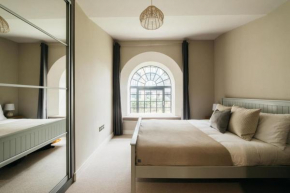 Oculus House - Luxe Riverside 2-Bed Apt - Next to Harbour & Cafes